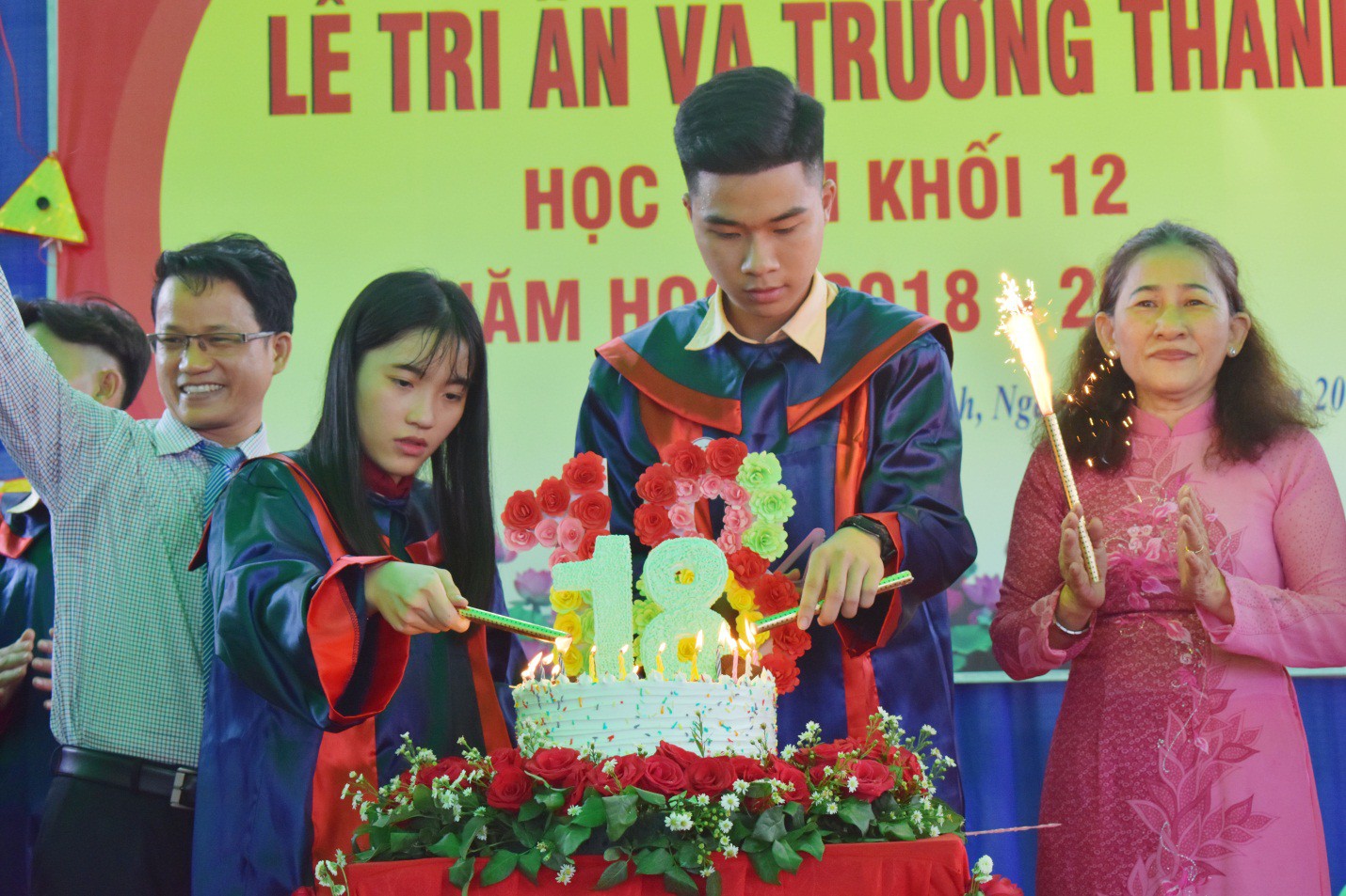 Nước mắt xen lẫn niềm vui trong lễ tri ân và trưởng thành của teen Mỹ Việt - Ảnh 9.