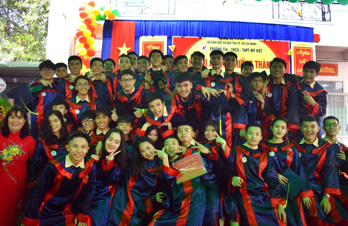 Nước mắt xen lẫn niềm vui trong lễ tri ân và trưởng thành của teen Mỹ Việt - Ảnh 10.