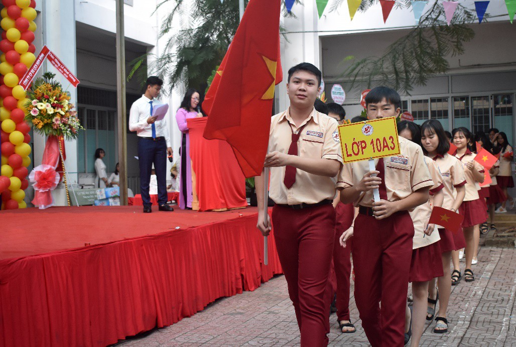 Lễ khai giảng “vui hết cỡ” của teen Mỹ Việt TP.HCM - Ảnh 1.