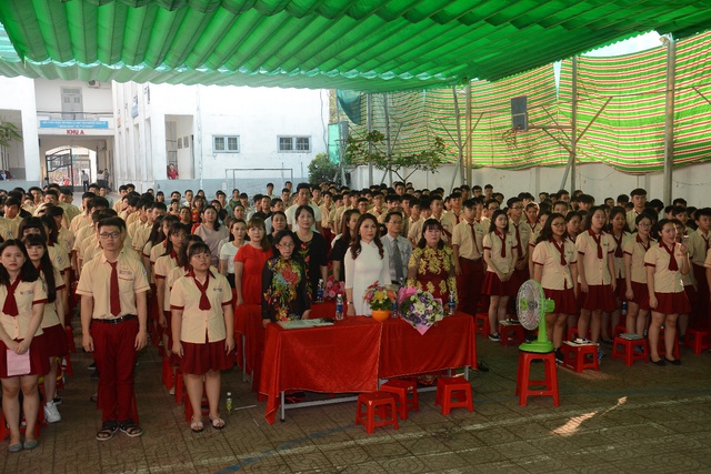 Đức Phúc đóng vai học sinh cá biệt dự lễ tổng kết năm học trường Mỹ Việt - Ảnh 2.